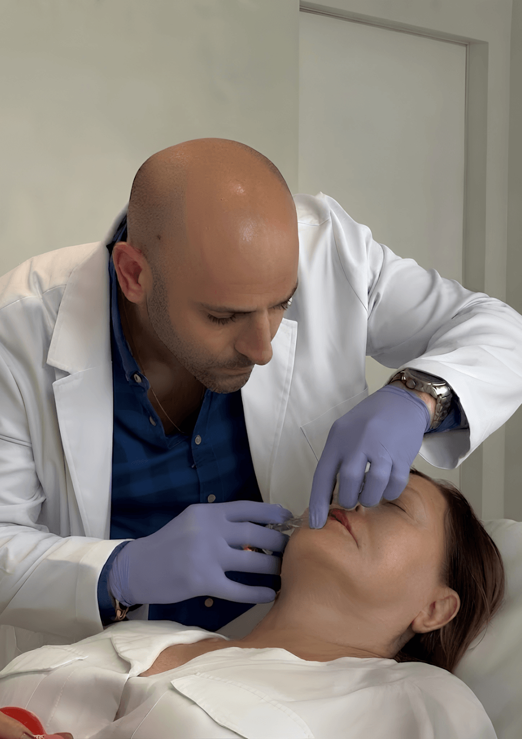 ד״ר ג׳ונתן בהר מבצע טיפול אסתטי ב-La Clinica